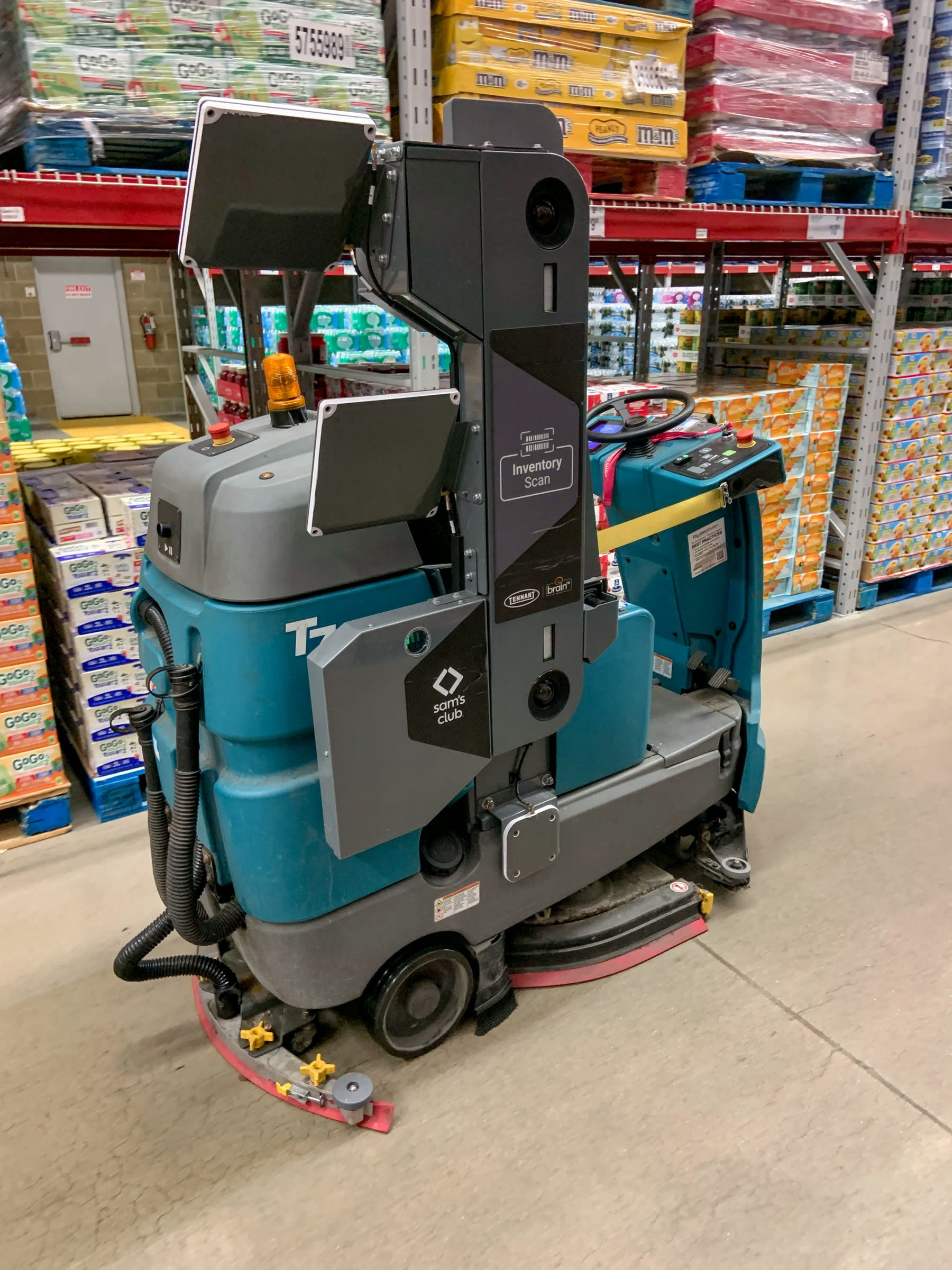 Scheuersaugmaschine auf dem Boden eines Verkaufsraums
